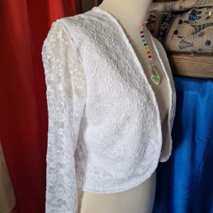 ESKÜVŐ BOL133 - Bordűrös menyasszonyi hosszú ujjú csipke boleró