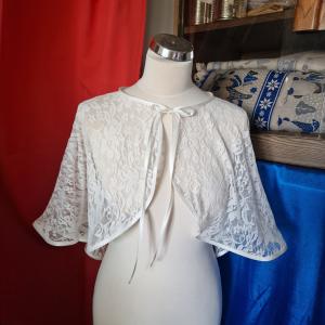 ESKÜVŐ BOL21B1 - Elegáns ekrü színű csipke boleró, pelerin