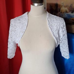 ESKÜVŐ BOL31C - Hófehér menyasszonyi rövid ujjú bordűrös csipke boleró