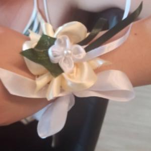 ESKÜVŐ CSD02 -  Borostyán leveles ekrü színű szatén csuklódísz