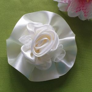 ESKÜVŐ CSD11 - Szatén alapú ekrü organza és szatén rózsás csuklódísz