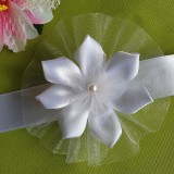 ESKÜVŐ CSD17 - Organza alapú hófehér szatén, organza, gyöngyös, virágos csuklódísz