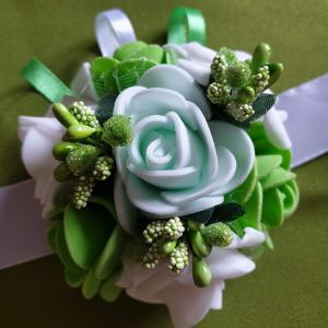 ESKÜVŐ CSD26 - Zöld és fehér habvirágból készült csuklódísz