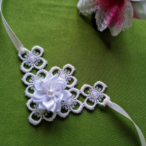 ESKÜVŐ CSD35 - Ekrü színű gyöngyös, lóhere virágos csuklódísz