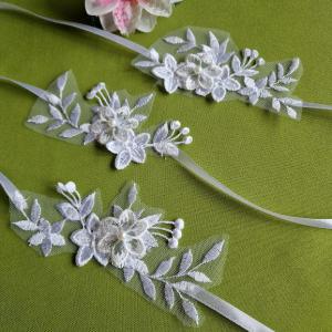 ESKÜVŐ CSD46 - Hímzett csipke csuklódísz fehér szatén virággal