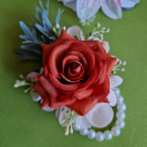 ESKÜVŐ CSD47 - Téglapiros rózsás csuklódísz gyöngyös karkötőn