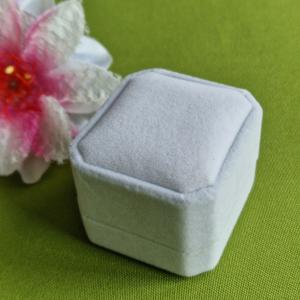 ESKÜVŐ DCS129 – Fehér plüss gyűrűtartó doboz