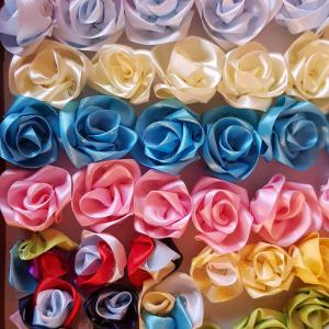 Esküvő DEK55 - Kézzel készített szatén rózsa 25mm-es szalagból - több színben