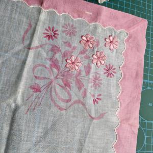 ESKÜVŐ DZS09 - Pamut hímzett díszzsebkendő 33,3x33,3cm - Japán rózsaszín