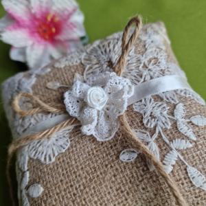 ESKÜVŐ GYP32 - Vintage stílusú juta gyűrűpárna csipke rátéttel kb. 14x14cm
