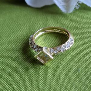 ESKÜVŐ GYR88 -  Strasszköves eljegyzésű arany színű acél karikagyűrű