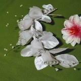 ESKÜVŐ HAD123 – Menyasszonyi hajkoszorú rezgővel, glitteres organza rózsával