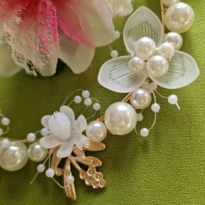 ESKÜVŐ HAD147A – Menyasszonyi gyöngyös strasszos arany színű virágos hajdísz 4x38cm