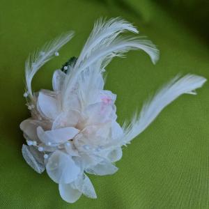 ESKÜVŐ HAD225 - Kitűző, hajdísz - 80mm-es fehér tollas virág