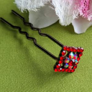 ESKÜVŐ HAD233 - Piros - borvörös és lila színű strasszköves hajtű