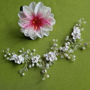 ESKÜVŐ HAD246 – Menyasszonyi gyöngyös, strasszos fehér virágos hajdísz