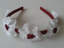 ESKÜVŐ HPT08 - Fehér csipke virágos bordó hajpánt, hajráf