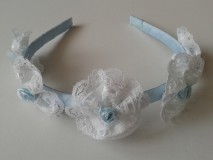 ESKÜVŐ HPT10 - Fehér csipke virágos halványkék hajpánt, hajráf