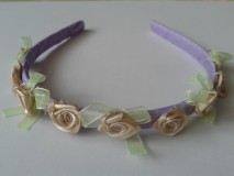 ESKÜVŐ HPT23 - Bézs szatén rózsás lila hajpánt, hajráf