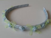 ESKÜVŐ HPT24 - Halványkék szatén rózsás hajpánt, hajráf