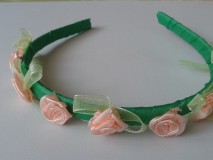 ESKÜVŐ HPT26 - Barack színű szatén rózsás fűzöld hajpánt, hajráf