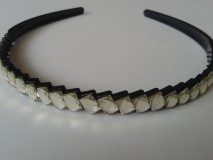 ESKÜVŐ HPT35 - Fekete műanyag hajpánt, hajráf lapka díszítéssel