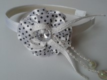 ESKÜVŐ HPT37 - Hófehér pöttyös  szatén virágos hajpánt, hajráf