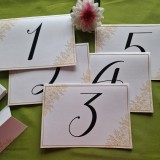 ESKÜVŐ KIEG30 - Asztalszámok 1-5-ig - fehér csilllógós arany rózsával