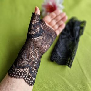 ESKÜVŐ KTY04 - 18cm-es egy ujjas fekete csipke kesztyű