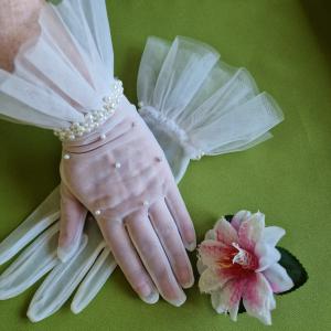 ESKÜVŐ KTY100 - 28cm-es fehér színű, gyöngyös hagyományos ujjú kesztyű