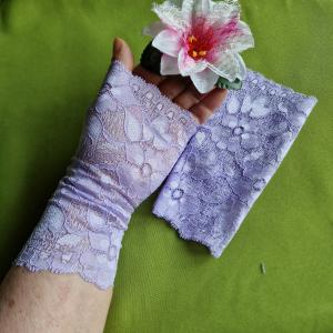 ESKÜVŐ KTY59 – 17cm-es ujjatlan levendulalila színű csipke kesztyű