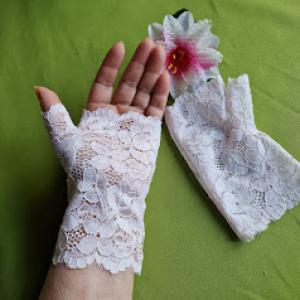 ESKÜVŐ KTY79 - 15cm-es egy ujjas halvány rózsaszín színű csipke kesztyű