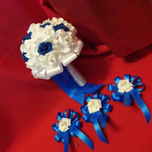 ESKÜVŐ MCS05 - Menyasszonyi csokor, 3db  vőlegényi kitűző - kék habrózsa szett