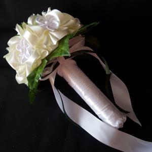 ESKÜVŐ MCS12 - 17x21cm-es Menyasszonyi csokor krém és gyöngyös fehér virágokból