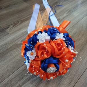 ESKÜVŐ MCS23 - Menyasszonyi csokor királykék és narancssárga szatén rózsából brossal