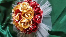 ESKÜVŐ MCS34 - Menyasszonyi csokor bordó és arany szatén rózsából