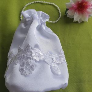 ESKÜVŐ MSZ06 - Menyasszonyi szütyő, tatyó virágos csipkés fehér szatén