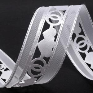 ESKÜVŐI dekor 40SZK03 - 40mm-es Jegygyűrű és szív mintás, kivágott szatén szalag