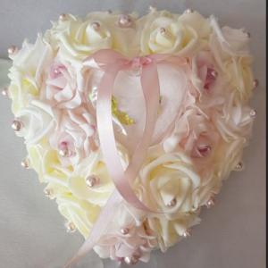 Esküvői Szív alakú gyöngyös Gyűrűpárna ekrü és rózsaszín habrózsával