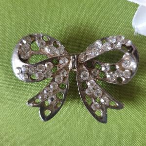 Felvarrható antik hatású strasszköves masni alakú kapocs