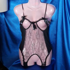 FEN140 - Szexi fekete csipkés, fodros, ezüst hímzéses, masnis body