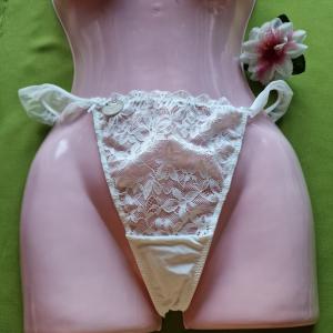 FEN149 - Női fehérnemű - Fehér csipkés, fodros tanga M-L