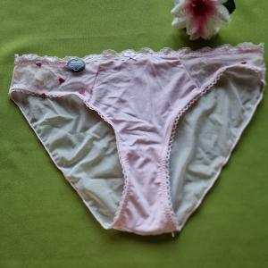 FEN150 - Női fehérnemű - Hagyományos fazonú rózsaszín hímzett bugyi S-M