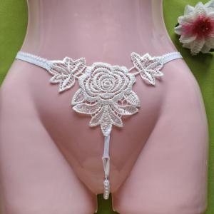 FEN85A - Női fehérnemű - Fehér rózsa levelek közt, gyöngyös G-string tanga bugyi