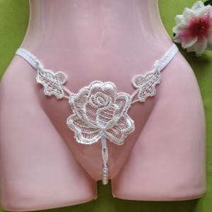 FEN85B - Női fehérnemű - Fehér rózsa levelekkel, gyöngyös G-string tanga bugyi