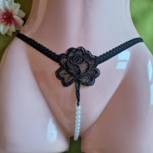 FEN89C - Női fehérnemű - Fekete rózsás, gyöngyös G-string tanga bugyi