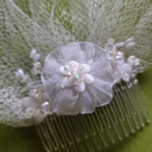 FTY140 -  Menyasszonyi organza virágos, fésűvel ellátott fehér arcfátyol, kalitkafátyol