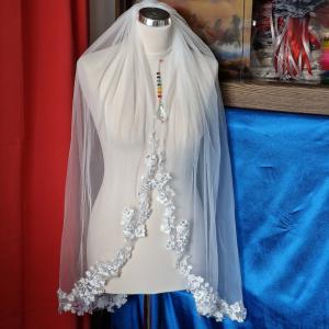FTY146 - 1 rétegű, csipkés szélű, gyöngyözött, EKRÜ menyasszonyi fátyol 95x150cm