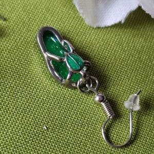 FÜL10 - Papucs alakú zöld beakasztós fülbevaló