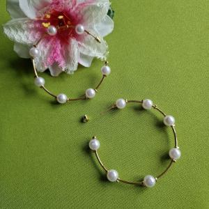 FÜL147 - Arany színű gyöngyös nyagy méretű beszúrós karika fülbavaló